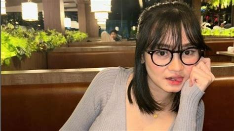 Selebgram viral ngentot di sofa